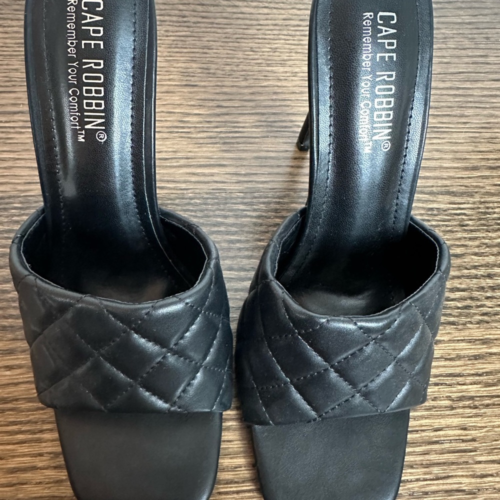 NWOB Cape Robbin quilted heels Size 7.5